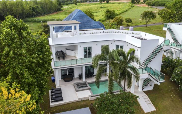 Luxury house for sale in Phoenix Golf Course Pattaya, Pool villa for sale in Pattaya, House on golf course for sale in Pattaya, luxury real estate agent Pattaya, Property Excellence