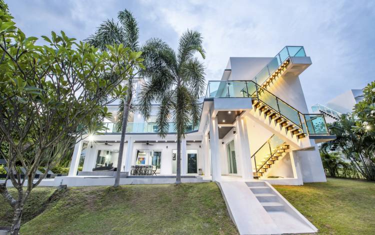 Luxury house for sale in Phoenix Golf Course Pattaya, Pool villa for sale in Pattaya, House on golf course for sale in Pattaya, luxury real estate agent Pattaya, Property Excellence