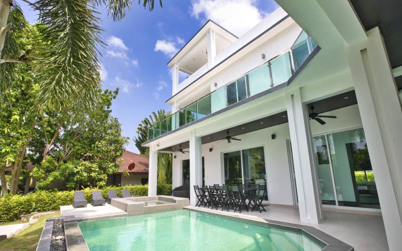 Luxury house for sale in Phoenix Golf Course Pattaya, Pool villa for sale in Pattaya, House on golf course for sale in Pattaya, luxury real estate agent Pattaya, Property Excellence