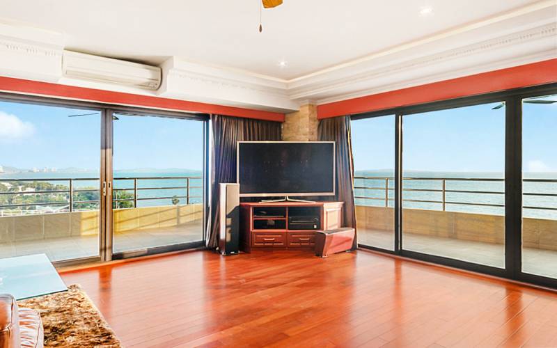 Large beachfront for sale on Pratuamnak, Pattaya beachfront condos, Luxury condo for sale in Pattaya, Pratumnak properties, Property Excellence Pattaya