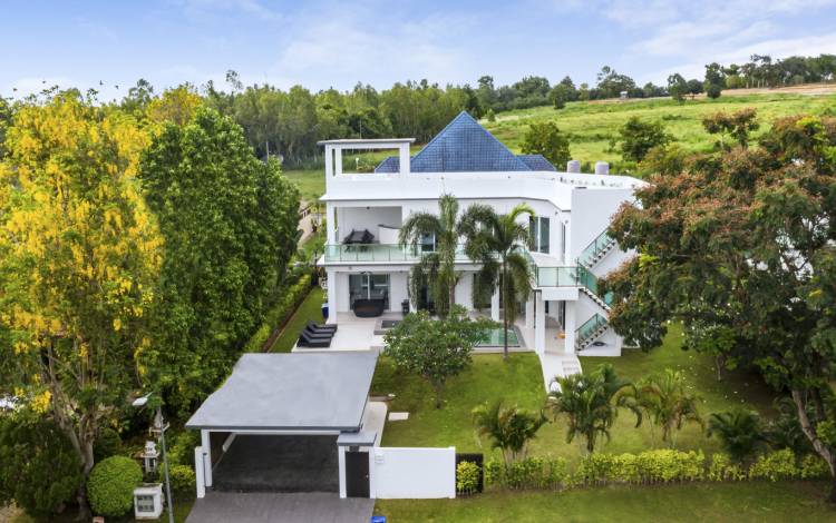 Luxury house for sale in Phoenix Golf Course Pattaya, Pool villa for sale in Pattaya, House on golf course for sale in Pattaya, luxury real estate agent Pattaya, Property Excellence