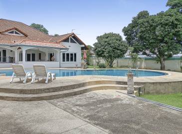 3-bedroom, 4-bathroom pool villa in Nong Pla Lai, East Pattaya. Spacious 350 sqm living area, saltwater pool, large plot. Needs renovation and upgrades. Reduced price: 9.5M THB.