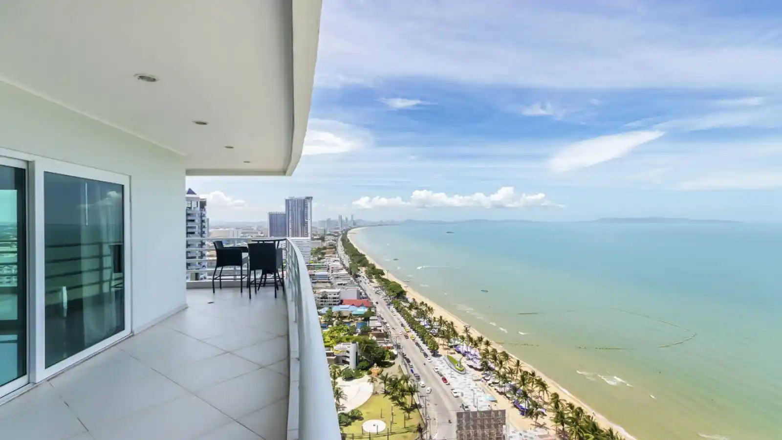Huge beachfront condo for sale in Jomtien, Front corner unit for sale in View Talay 7 Jomtien, Jomtien condo for sale, Jomtien properties, exclusive condo Jomtien