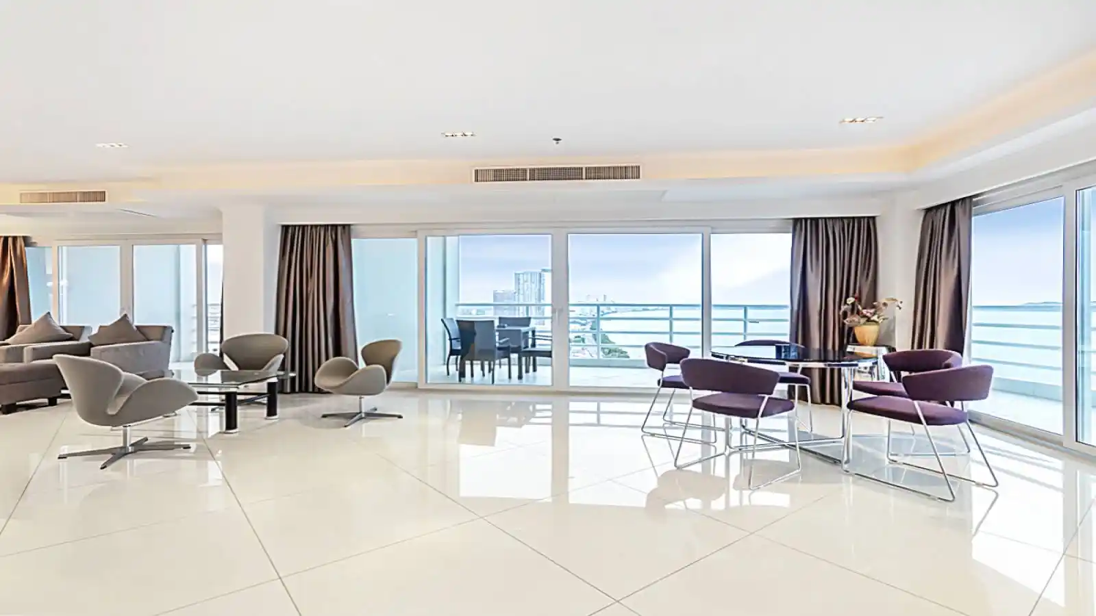 Huge beachfront condo for sale in Jomtien, Front corner unit for sale in View Talay 7 Jomtien, Jomtien condo for sale, Jomtien properties, exclusive condo Jomtien